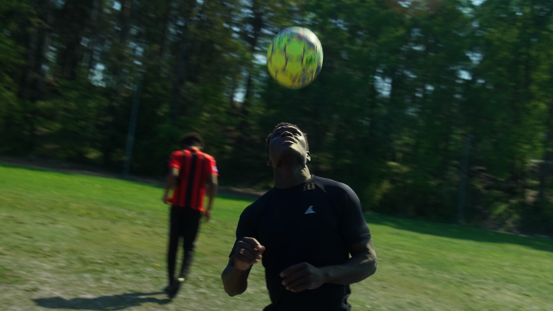 Ladda video: Energisk fotbollsfilm