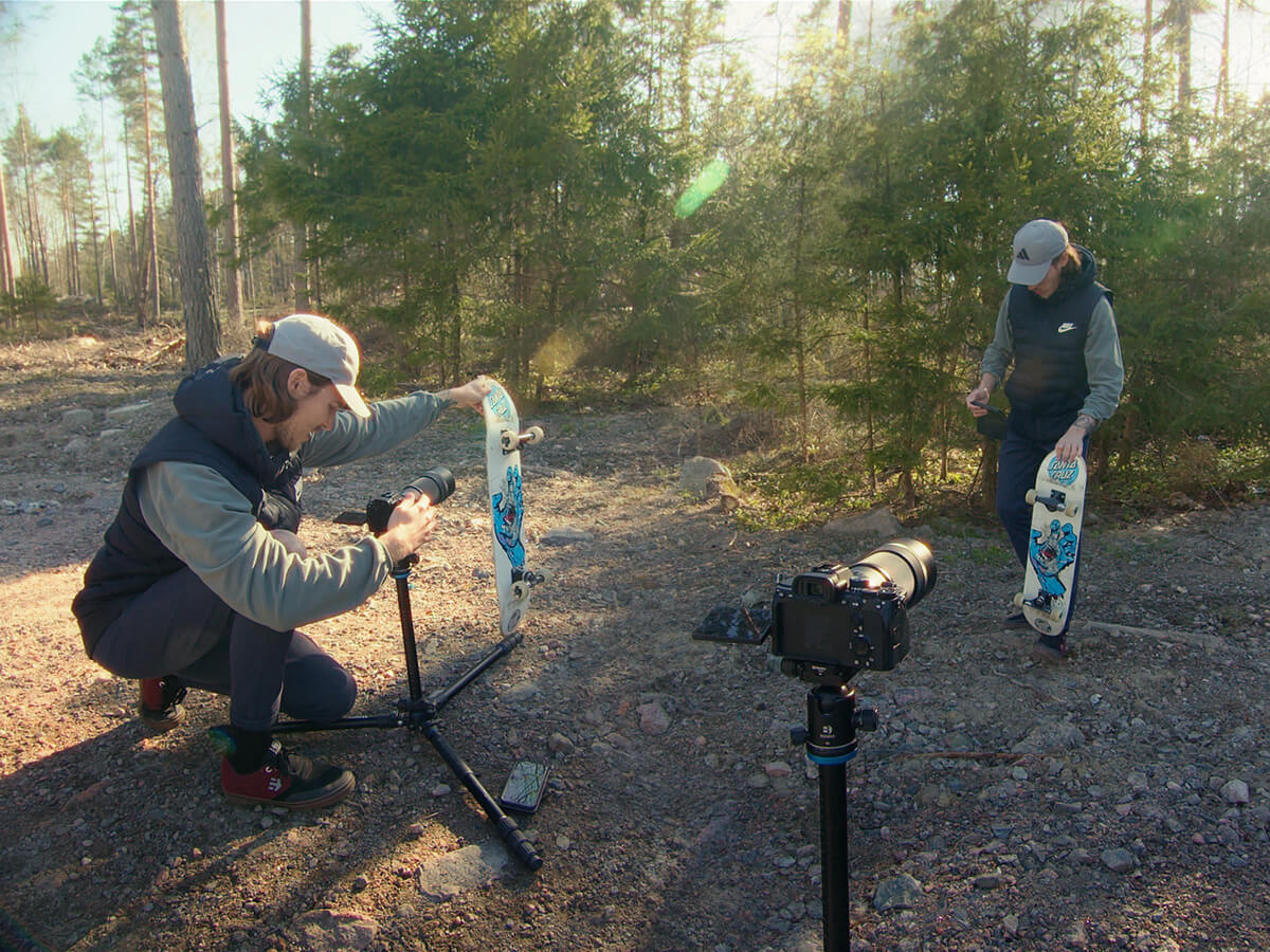 linus filmar skateboard i skogen